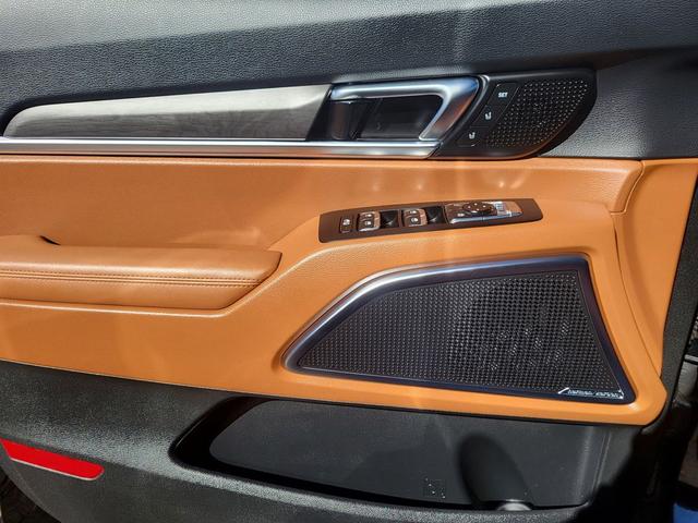 Photo of 2023 Ebony Black Kia Telluride