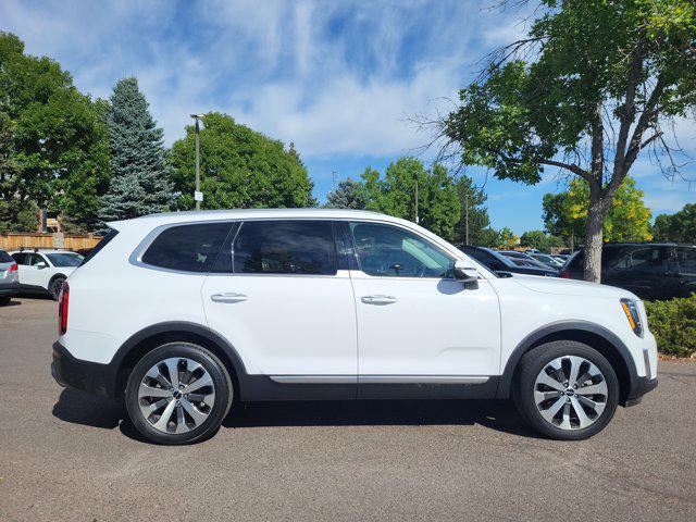 Photo of 2022 Glacial White Pearl Kia Telluride