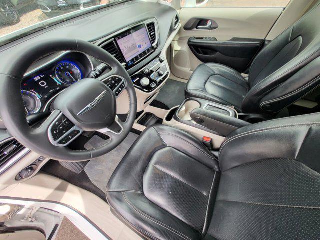 Photo of 2022 Bright White Clearcoat Chrysler Pacifica