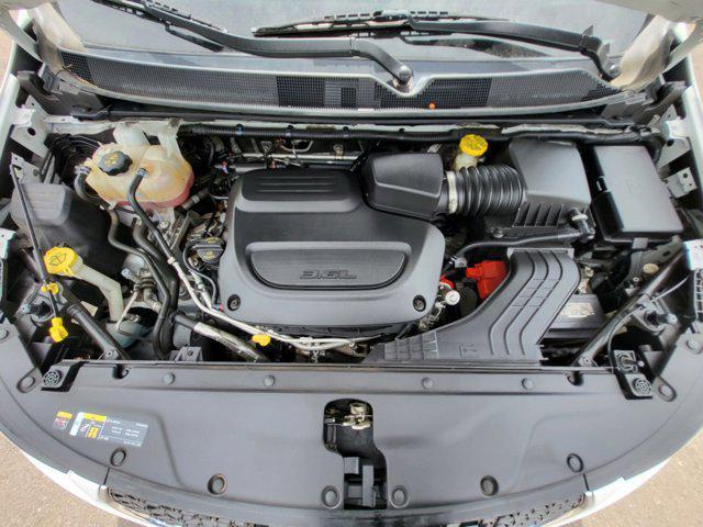 Photo of 2022 Bright White Clearcoat Chrysler Pacifica