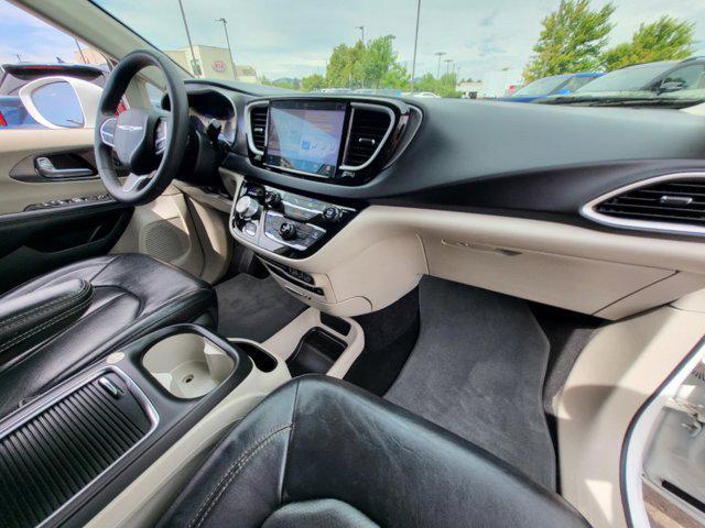 Photo of 2022 Bright White Clearcoat Chrysler Pacifica
