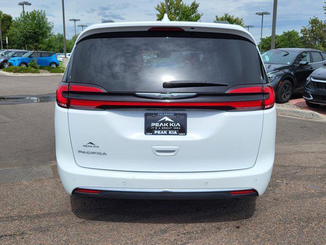 Photo of 2022 Bright White Clearcoat Chrysler Pacifica