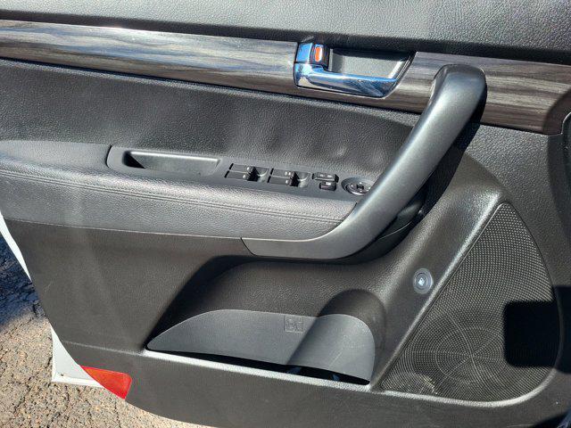 Photo of 2012 Bright Silver Kia Sorento
