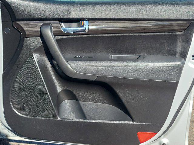 Photo of 2012 Bright Silver Kia Sorento