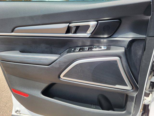 Photo of 2023 Glacial White Pearl Kia Telluride