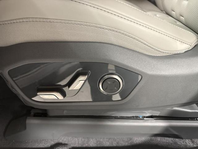 Photo of 2026 Glacial White Pearl Kia EV9