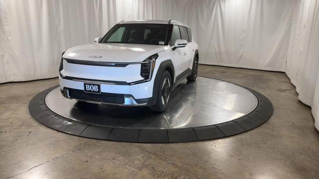 Photo of 2026 Glacial White Pearl Kia EV9