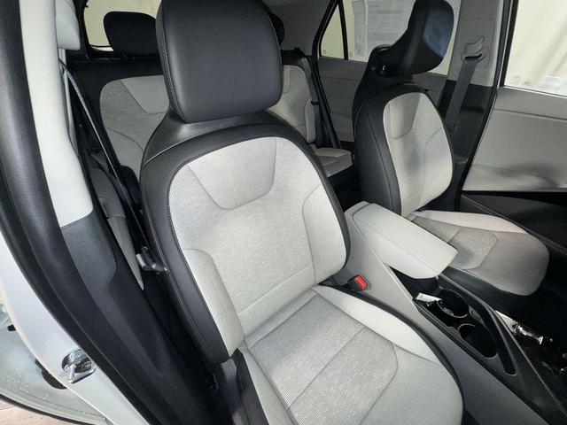 Photo of 2025 Snow White Pearl Kia Niro EV