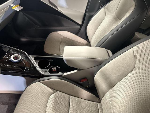 Photo of 2025 Snow White Pearl Kia Niro EV