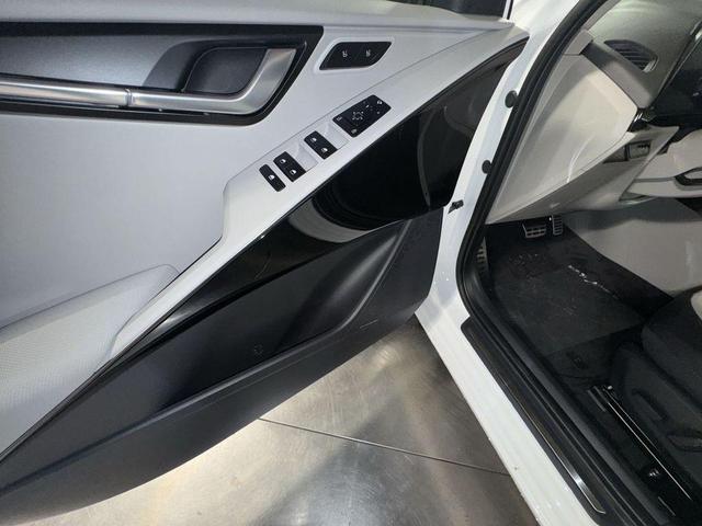 Photo of 2025 Snow White Pearl Kia Niro EV