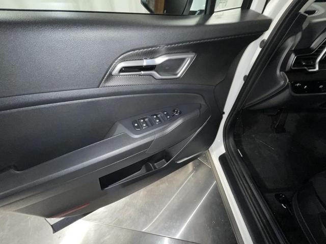 Photo of 2023 Snow White Pearl Kia Sportage