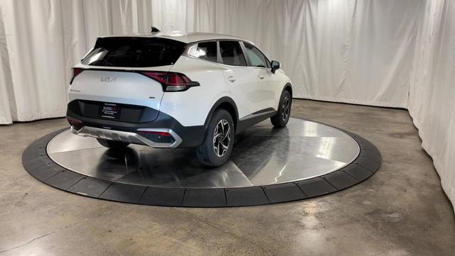 Photo of 2023 Snow White Pearl Kia Sportage