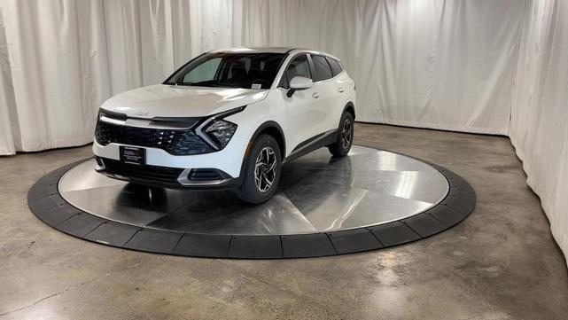 Photo of 2023 Snow White Pearl Kia Sportage