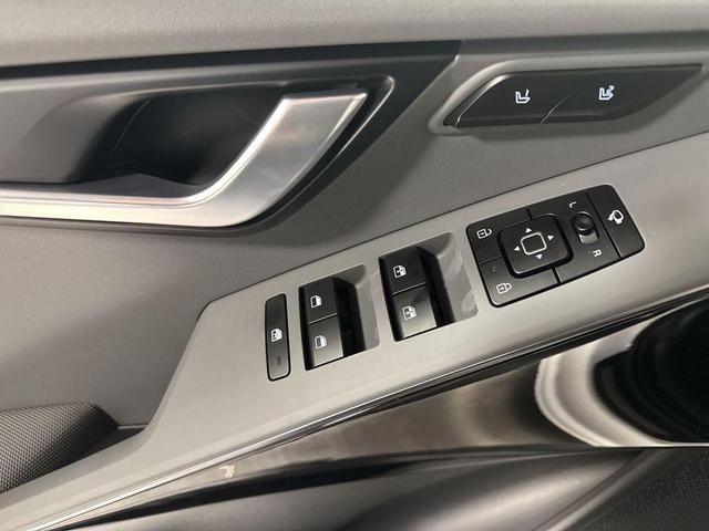 Photo of 2025 Snow White Pearl Kia Niro
