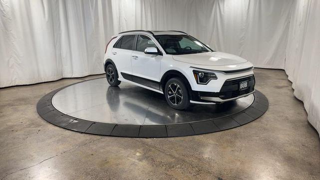 Photo of 2025 Snow White Pearl Kia Niro