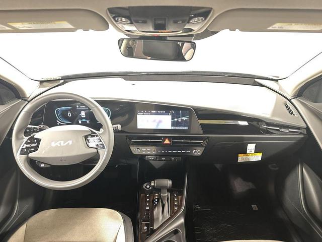 Photo of 2025 Snow White Pearl Kia Niro