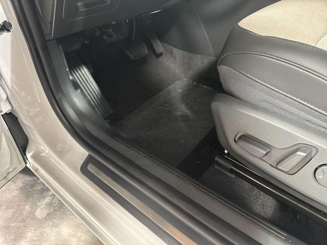 Photo of 2025 Snow White Pearl Kia Niro