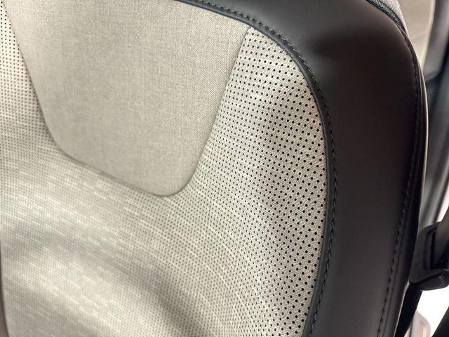 Photo of 2025 Snow White Pearl Kia Niro