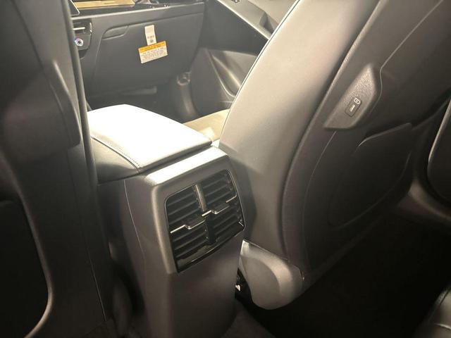 Photo of 2025 Snow White Pearl Kia Niro
