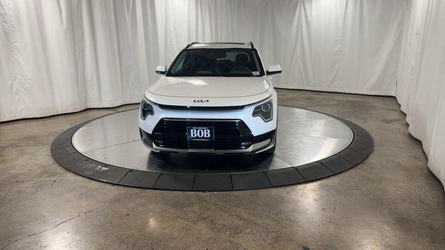 Photo of 2025 Snow White Pearl Kia Niro