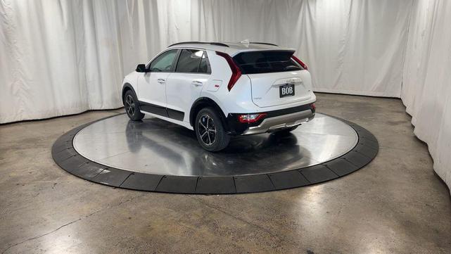 Photo of 2025 Snow White Pearl Kia Niro