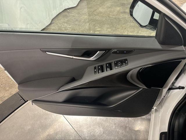 Photo of 2025 Snow White Pearl Kia Niro