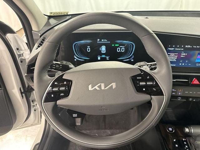 Photo of 2025 Snow White Pearl Kia Niro