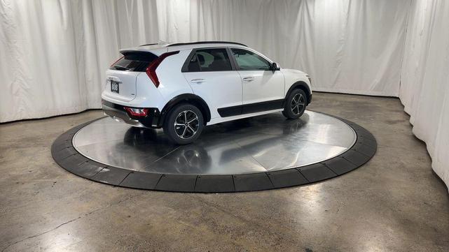 Photo of 2025 Snow White Pearl Kia Niro