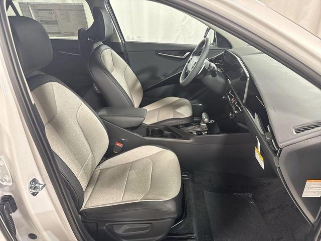 Photo of 2025 Snow White Pearl Kia Niro