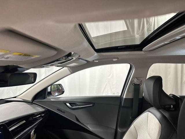 Photo of 2025 Snow White Pearl Kia Niro