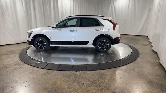 Photo of 2025 Snow White Pearl Kia Niro