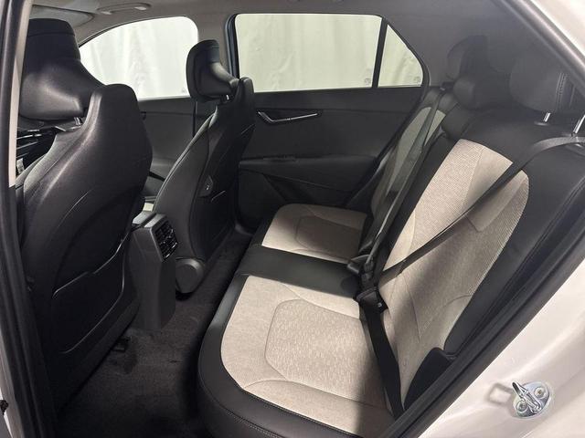 Photo of 2025 Snow White Pearl Kia Niro
