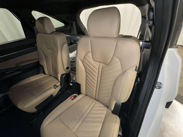 Photo of 2025 Glacial White Pearl Kia Sorento