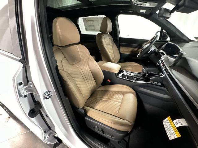 Photo of 2025 Glacial White Pearl Kia Sorento