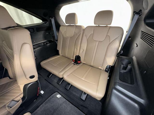 Photo of 2025 Glacial White Pearl Kia Sorento