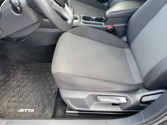 Photo of 2019 Platinum Gray Metallic Volkswagen Jetta