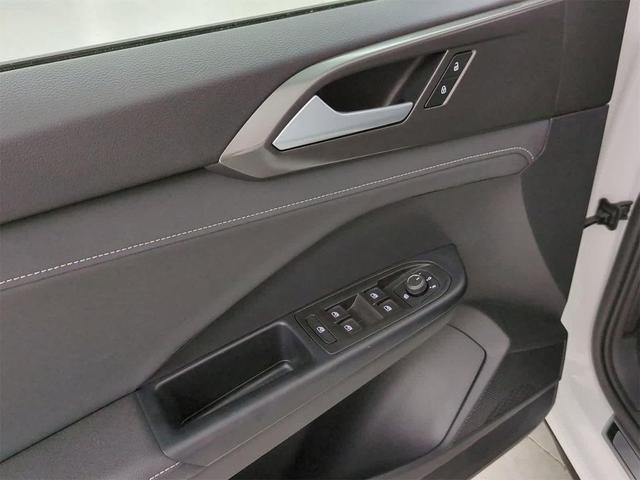 Photo of 2025 Pure White w/Deep Black Roof Volkswagen Taos