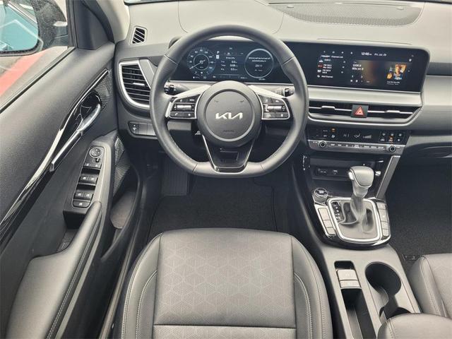 Photo of 2024 Pluton Blue/Black Roof Kia Seltos