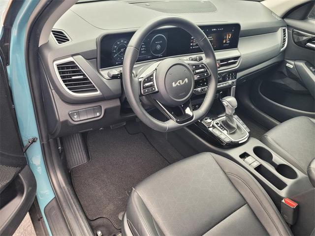 Photo of 2024 Pluton Blue/Black Roof Kia Seltos