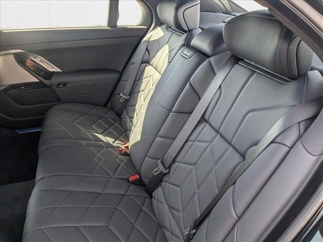 Photo of 2025 Black Sapphire Metallic BMW i7
