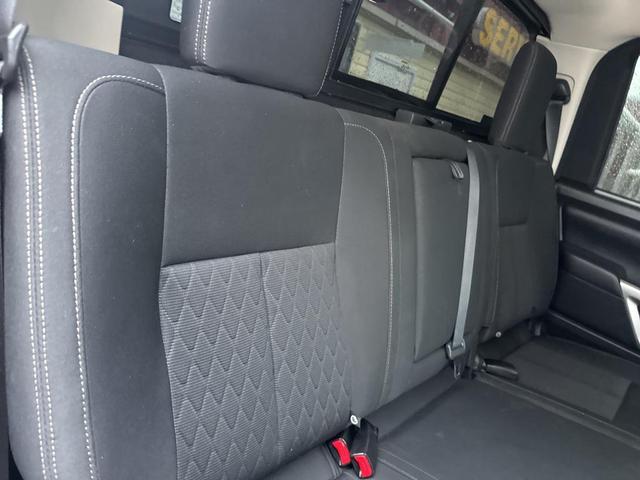Photo of 2019 Glacier White Nissan Titan