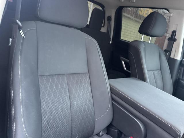 Photo of 2019 Glacier White Nissan Titan