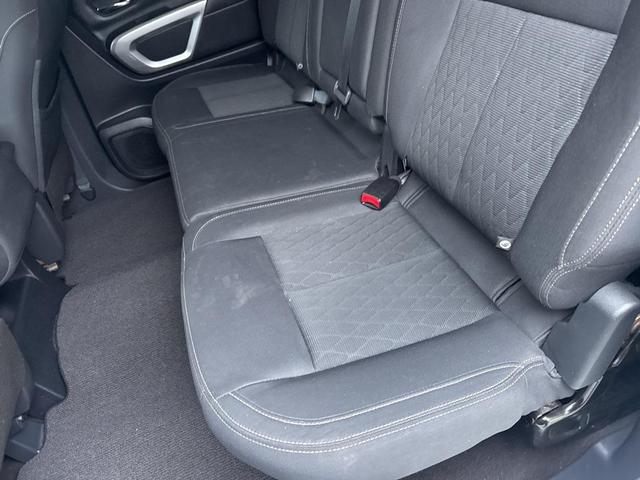 Photo of 2019 Glacier White Nissan Titan