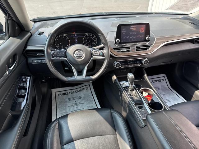 Photo of 2022 Super Black Clearcoat Nissan Altima