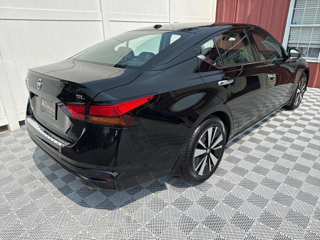 Photo of 2022 Super Black Clearcoat Nissan Altima