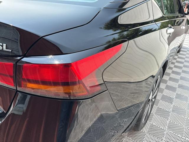 Photo of 2022 Super Black Clearcoat Nissan Altima