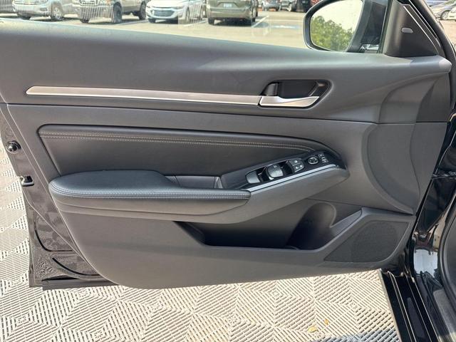Photo of 2022 Super Black Clearcoat Nissan Altima