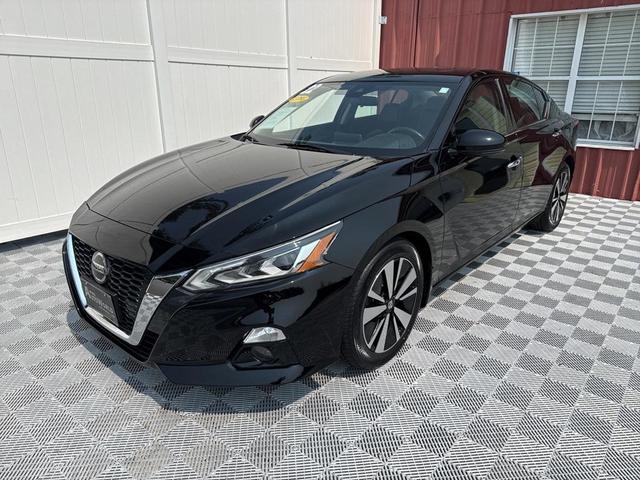 Photo of 2022 Super Black Clearcoat Nissan Altima