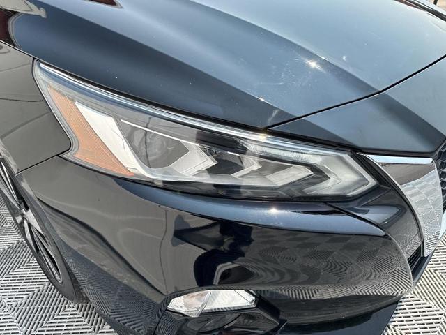 Photo of 2022 Super Black Clearcoat Nissan Altima