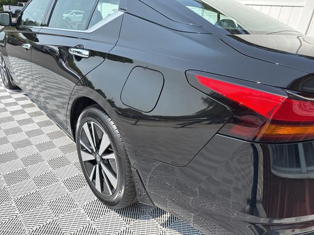 Photo of 2022 Super Black Clearcoat Nissan Altima